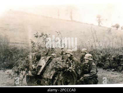 World war Two B&W Foto deutscher Soldaten mit einer leichten Infanteriewaffe 75mm. 1940. Die Männer sind von der 2. SS-Division, die für die französische Invasion in naher Zukunft trainiert Stockfoto