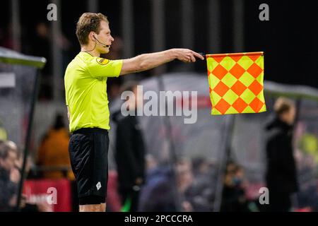 ALMERE, NIEDERLANDE - MÄRZ 13: Stellvertretender Schiedsrichter Sjoerd Nanninga beim niederländischen Keukenkampioendivisie-Spiel zwischen dem FC Almere City und dem VVV Venlo im Yanmar Stadion am 13. März 2023 in Almere, Niederlande (Foto: Patrick Goosen/Orange Pictures) Stockfoto