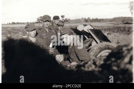 World war Two B&W Foto deutscher Soldaten mit einer leichten Infanteriewaffe 75mm. Dies ist ein privates Foto, das während einer Trainingsübung im Jahr 1944 aufgenommen wurde Stockfoto