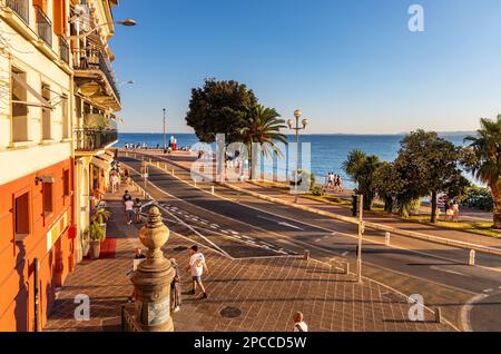 Nizza, Frankreich - 29. Juli 2022: Blick auf die Promenade Quai Rauba Capeu bei Sonnenuntergang neben dem Burgberg Colline du Chateau und dem historischen Swiss Hotel in Nizza Stockfoto