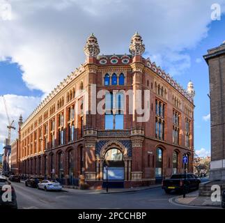 Ein Gebäude in einem anderen Stil auf dem Park Square Leeds, West Yorkshire, England. Stockfoto