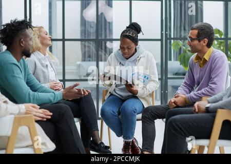 Geschäftsleute, die an einem Seminar im Konferenzraum teilnehmen. Stockfoto