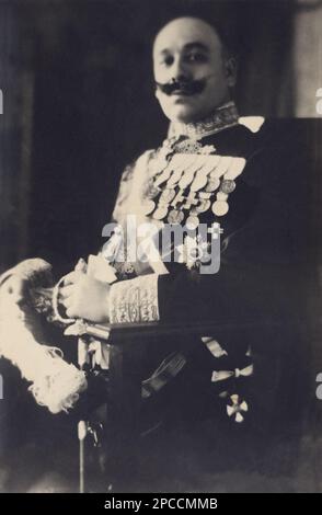 1926 Ca , Italien: Der italienische Faschist CESARE MARIA DE VECCHI (1884 - 1959 ) war ein italienischer Soldat, Kolonialverwalter und faschistischer Politiker. De Vecchi wurde Oberbefehlshaber der Milizia (siehe Blackshirts) und war einer der Quadrumvirs, die den Marsch nach Rom organisierten. Von 1923 bis 1928 war De Vecchi Gouverneur des italienischen Somaliland. Er wurde zum Grafen von Val Cismon vom König von Italien ernannt. Im darauf folgenden Jahr wurde er in den Großen Faschismus-Rat berufen und stimmte am 25. Juli 1943 für den Orden von Dino Grandi, an dem Benito Mussolini abgesetzt wurde . Infolgedessen war er es Stockfoto