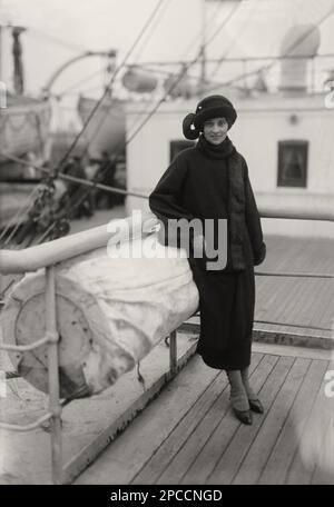 1920 Ca , New York , USA : die amerikanische Schauspielerin und Schauspielerin RUTH DRAPER ( 1884 - 1956 ) , die mit der Transatlantischen Marine in die USA eintrifft . Sie hatte viele Beziehungen in Italien und war eine starke Gegnerin des Faschismus . In dieser Zeit war sie Partner von Lauro De Bosis , einem jungen italienischen Dichter und Schriftsteller, der starb, nachdem er über Rom flog, weil er Tausende Flugblätter gegen Mussolinis Partei warf. Ihre Biografie ist unter anderem von der englisch-italienischen Schriftstellerin Iris Origo in ihrer Arbeit gesammelt worden, die auch die Biografien des Dichters Ignazio Silone , Gaetano Salvemini ( Lehrer an der Harward während des Zweiten Weltkriegs ) enthält. A Stockfoto