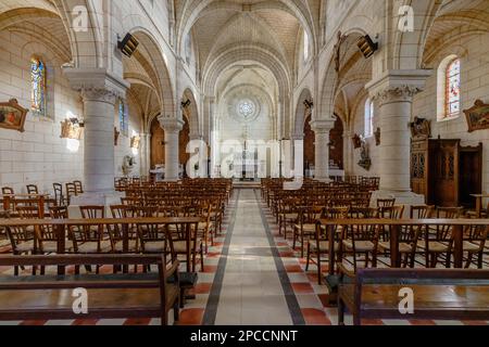 Plassac, Frankreich - 01. November 2022: Architektonische Details im Inneren der Kirche St. Pierre de Plassac im Stadtzentrum an einem Herbsttag Stockfoto