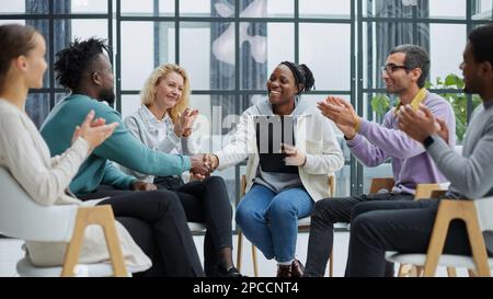 Führt eine Geschäftsausbildung mit einer Gruppe junger Menschen durch. Stockfoto