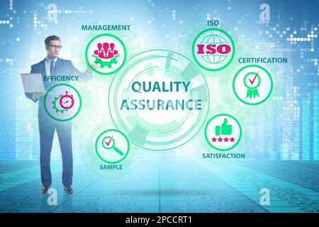 Geschäftsmann im Qualitätssicherungskonzept Stockfoto