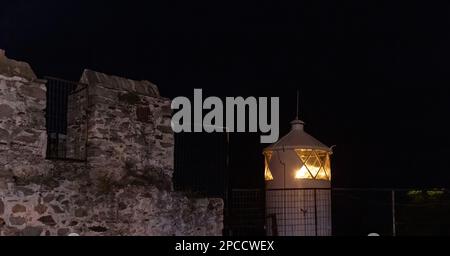 Nachtblick auf den Leuchtturm des Hafens von Kavala City im Osten Mazedoniens, Griechenland Stockfoto