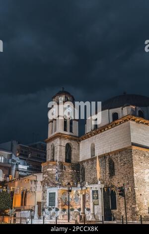 Nachtsicht auf die Nikolaikirche und den Hafen von Kavala im Osten Mazedoniens, Griechenland Stockfoto