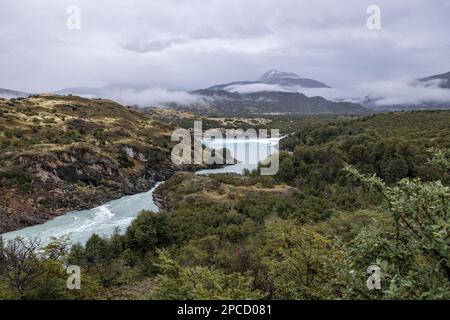 Zusammenfluss von Fluss Baker und Fluss Chacabuco im chilenischen Teil Patagoniens - natürlicher Anblick entlang der Carretera Austral Stockfoto