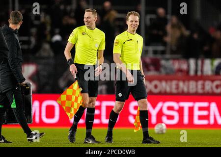 ALMERE, NIEDERLANDE - MÄRZ 13: Stellvertretender Schiedsrichter Marco Ribbink, stellvertretender Schiedsrichter Sjoerd Nanninga während des niederländischen Keukenkampioendivisie-Spiels zwischen dem FC Almere City und dem VVV Venlo im Yanmar Stadion am 13. März 2023 in Almere, Niederlande (Foto: Patrick Goosen/Orange Pictures) Stockfoto