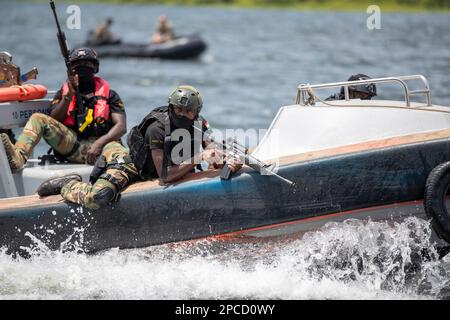 Volta, Ghana. 11. März 2023. Ghanian Armed Force Commandos patrouillieren in einem kleinen Boot während einer simulierten Geiselrettung bei der jährlichen multinationalen Übung Flintlock, 11. März 2023 in Volta, Ghana. Kredit: SSGT. Charles Brock/US Army Photo/Alamy Live News Stockfoto