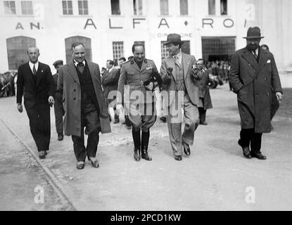 1930 Ca, Mailand , ITALIEN : auf diesem Foto Prospero Gianferrari (2. von rechts) in der Alfa Romeo Fabrik in Mailand, Italien, mit den faschistischen Politikern Achille Starace (3. von rechts) und Italo Balbo (1.). Der italienische Onorevole ingenier PROSPERO GIANFERARI ( 1892 - 1953), Geschäftsführer und CEO von Alfa Romeo von 1929 bis 1933 . Deputato fascista al Parlamento dal 1924 al 1929, Podestà di Trento dal 1926 al 1928, Direttore Generale e Consigliere Delegato dell'Alfa Romeo dal 1929 al 1933 - SPORT - AUTOMOBILISMO - FASCHISMUS - FASCHISMUS - FASCHISMUS - POLITIK - POLITIK - POLITIKER - POLITIKER - POLITIK - G Stockfoto