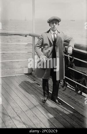 1920 Ca, New York , USA : MARIO GIORDANO über Transatlantik, der nach New York geht, Sohn des berühmten italienischen Komponisten UMBERTO GIORDANO ( Foggia 1867 - Milano 1948 ) , Komponist von VERISMO OPERN . Im november 1896 heiratete Umberto Giordano Olga Spatz , die Tochter des "Grand Hotel et de Mailand " in Mailand und hatte 4 Söhne: Mario, Fedora ( verheiratet mit Leone ), Eli ( verheiratet mit Petrucci ) und Rina ( verheiratet mit Cazzamini-Mussi ). - OPERA LIRICA VERISTA - COMPOSITORE - MUSICA - Portrait - ritratto - Krawatte - Cravatta - Kragen - colletto - MUSICA CLASSICA - KLASSISCH - OPERA - COMPOSITORE L Stockfoto