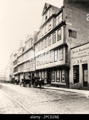 1890 Ca , DEUTSCHLAND : Haus, in dem der gefeierte deutsche Dichter Johann Wolfgang von GOETHE ( 1749 - 1832 ) in Frankfort am Main geboren wurde (d. h. Frankfurt am Main ). FRANCOFORTE - GERMANIEN - LETTERATO - SCRITTORE - LETTERATURA - LITERATUR - POETA - DICHTER - POESIE - SCRITTORE - SCHRIFTSTELLER - GEOGRAFIA - GEOGRAFIE - ARCHITETTURA - ARCHITEKTUR ---- ARCHIVIO GBB Stockfoto