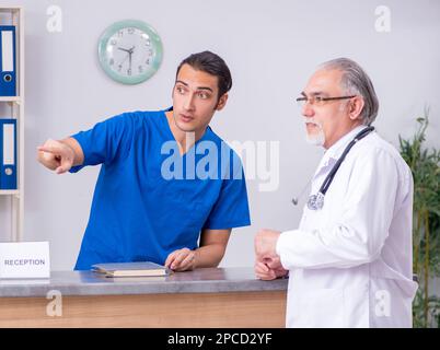 Ärzte sprechen, an der Rezeption im Krankenhaus Stockfoto