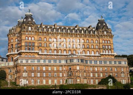 Das Grand Hotel, Scarborough. Das 1863 erbaute Grand erhebt sich stolz über die South Bay. 413 Zimmer, als es erbaut wurde, war es das längste Ziegelgebäude in E Stockfoto