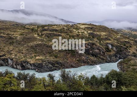 Zusammenfluss von Fluss Baker und Fluss Chacabuco im chilenischen Teil Patagoniens - natürlicher Anblick entlang der Carretera Austral Stockfoto