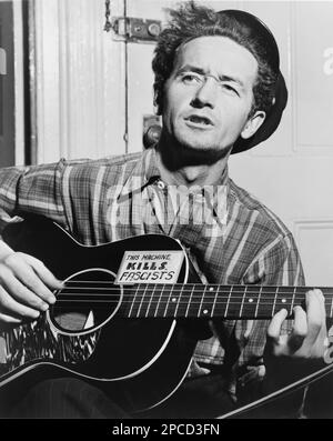 1943 , 8 . märz , USA : der gefeierte amerikanische Country-Sänger WOODY GUTHRIE (geb. Woodrow Wilson Guthrie , 1912 - 1967 ). Foto von Al Aumuller . Bekannt als amerikanischer Singer-Songwriter und Volksmusiker, dessen musikalisches Erbe Hunderte von politischen, traditionellen und Kinderliedern, Balladen und improvisierten Werken umfasst. Er trat häufig mit dem Slogan „This Machine Kills Faschcists“ auf seiner Gitarre auf. Sein bekanntester Song ist wahrscheinlich " This Land is Your Land "- CHITARRA - Chitarrista - Gitarrist - MUSIK - ROCK - MUSICA LEGGERA - Portrait - Rituto - Musicista - Musi Stockfoto