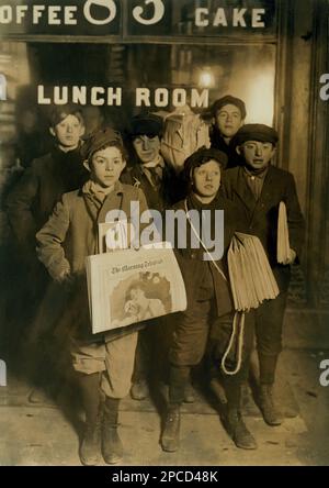 1908, NEW YORK , USA : 3 UHR Sonntag, 23. Februar 1908. Zeitungsjungen, die auf der Brooklyn Bridge verkaufen. Harry Ahrenpreiss, Willet Street 30. (Said war 13 Jahre alt). Abe Gramus. Division Street 37. Zeuge Fred McMurray. Standort: New York, New York (Staat). Foto des gefeierten amerikanischen Fotografen und Soziologen LEWIS HINE ( 1874 - 1940 ) für das Children's Bureau of US Governn - BAMBINI -- LAVORATORI - BAMBINO - KINDERARBEITER - FABRIK - KINDHEIT - KINDHEIT - KINDHEIT - KINDHEIT - LAVORO MINORILE - LAVORO - ARBEIT - LAVORATORE - ARBEITNEHMER - OPERAIO - CLASSE OPERAIA LAVORATRICE - ARBEITERKLASSE - OPERAI - LAVORAT Stockfoto