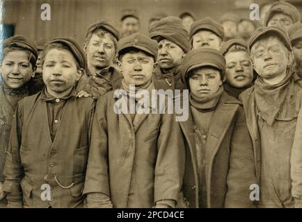 1911 , january, South Pittston , Pennsylvania , USA : Breaker Boys working in Ewen Breaker of Pennsylvania Coal Co Kohlebergwerke . Breaker Boys in Nr. 9 Breaker, Hughestown Borough, Pa Coal Co Der kleinste Junge ist Angelo Rosa ( ITALIENISCHER IMMIGRANT ), von einer Reihe von Fotos von Kinderarbeit in den Vereinigten Staaten, für das National Child Labor Committee, New York. Foto des gefeierten amerikanischen Fotografen und Soziologen LEWIS HINE ( 1874 - 1940 ). Hine benutzte seine Kamera als Werkzeug für soziale Reformen. - BAMBINI - MINIERA DI CARBONE - MINIERE - MINATORI - MINATORE - MINERS - LAVORATORI - BAMBINO - Stockfoto