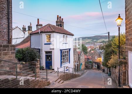 Sonnenuntergang über Robin Hoods Bay, Blick auf die New Road Stockfoto