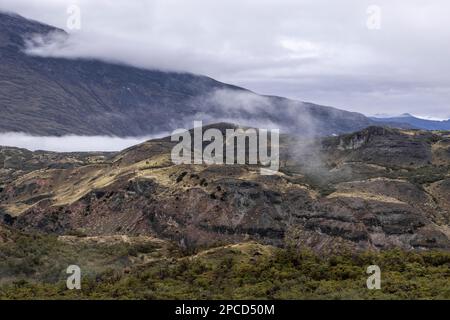 Nebeliger Morgen mit dickem Nebel in den Bergen am Zusammenfluss von Baker River und Chacabuco River im chilenischen Teil Patagoniens Stockfoto