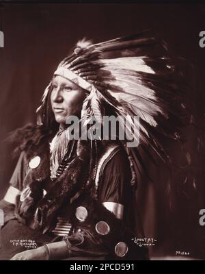 1899 , USA : INDIANERHÄUPTLING Shout von SIOUX . Foto: F. R. Rinehart, Omaha, Nebrasca . - GESCHICHTE - foto storiche - foto storica - Indianer - INDIANI D' AMERICA - PELLEROSSA - Indianer amerikaner - Indianer Nordamerikas - Indianer von Nordamerika - CAPO TRIBU' INDIANO - GUERRIERO - KRIEGER - Porträt - Rituto - Copricapo - SELVAGGIO WEST - Piuma - Piume - Federn ---- Archivio GBB Stockfoto