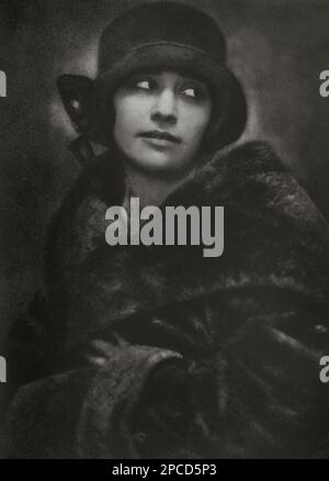 1825 Ca, ÖSTERREICH : der gefeierte österreichisch-amerikanische Sänger Soprano FRITZI JOKL ( 1895 - 1974 ) . - CANTANTE LIRICA - OPERA - MUSICA CLASSICA - klassisch - Theater - teatro - Portrait - Rituto - Corona - Crown - Diadema - Bracciale - Braccialetto - Armband - Bijoux - Juwelen - THEATER - Theater - Theater - Theater - Theater LIRICA - Cantante lirica - klassisch - DIVINA - ANNI VENTI - 20er - 20 - Mode - moda - GESCHICHTE - Amadeus Mozart - Archivio GBB Stockfoto