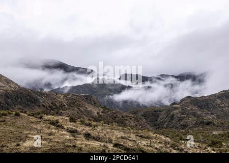 Nebeliger Morgen mit dickem Nebel in den Bergen am Zusammenfluss von Baker River und Chacabuco River im chilenischen Teil Patagoniens Stockfoto