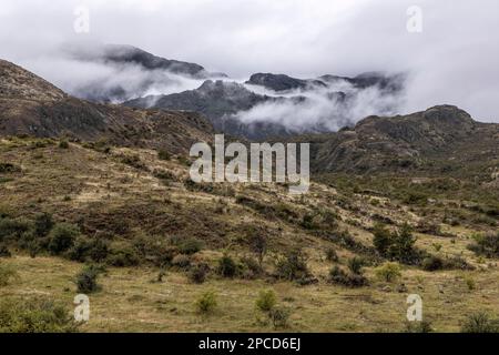 Nebeliger Morgen mit dickem Nebel in den Bergen am Zusammenfluss von Baker River und Chacabuco River im chilenischen Teil Patagoniens Stockfoto