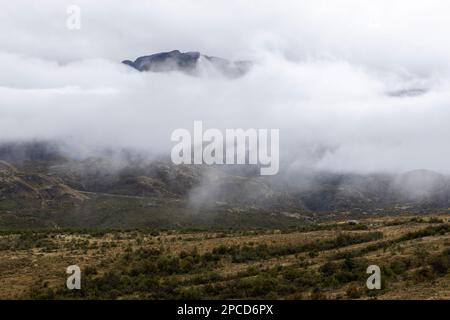 Nebeliger Morgen mit dickem Nebel in den Bergen am Zusammenfluss von Baker River und Chacabuco River im chilenischen Teil Patagoniens Stockfoto