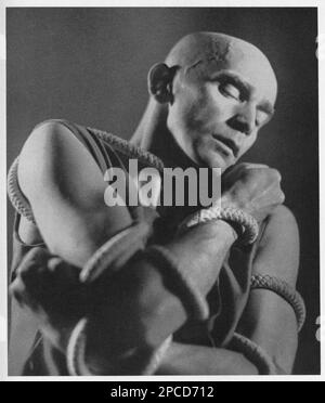 1930 Ca , Berlin , DEUTSCHLAND : der avantgardistische deutsche Tänzer , Choreograf und Filmschauspieler HARALD KREUTZBERG ( 1902 in Reichenberg - 1968 in Gumligen , Bern ) in DER ERSTE MENSCH , Musik von Bach . Foto: S. Enkelmann , Berlin . - MODERNISMO - ARTD DECO - TANZ - DANZA - COREOGRAFO - COREOGRAPHIE - COREOGRAFIA - BALLERINO - EURYTHMISCHER TANZ - AVANTGARDE - DANZA - KINO - BALLETTO - TEATRO - MANNTÄNZER - AVANGUARDIA - THEATER - THEATER - MODERNO - MODERNISMUS - THEATER - THEATER - THEATER prigioniero - Gefangener - Sklave - schiavo - Knechtschaft - ART DECO --- Archivio GBB Stockfoto