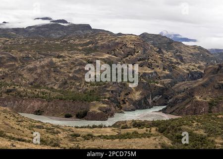 Zusammenfluss von Fluss Baker und Fluss Chacabuco im chilenischen Teil Patagoniens - natürlicher Anblick entlang der Carretera Austral Stockfoto