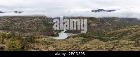 Zusammenfluss von Fluss Baker und Fluss Chacabuco im chilenischen Teil Patagoniens - natürlicher Anblick entlang der Carretera Austral Stockfoto