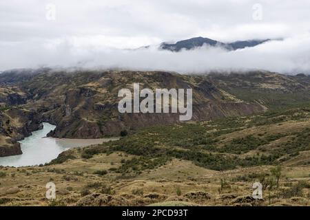 Zusammenfluss von Fluss Baker und Fluss Chacabuco im chilenischen Teil Patagoniens - natürlicher Anblick entlang der Carretera Austral Stockfoto