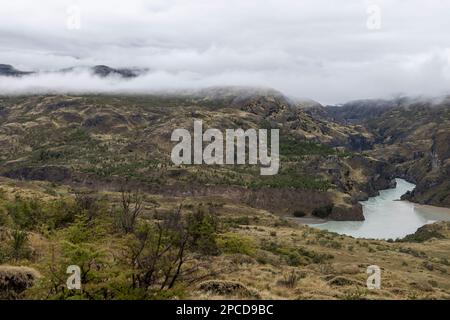 Zusammenfluss von Fluss Baker und Fluss Chacabuco im chilenischen Teil Patagoniens - natürlicher Anblick entlang der Carretera Austral Stockfoto