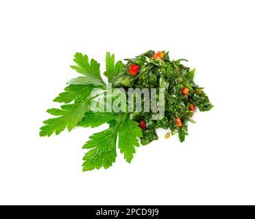 Isolierte Chimichurri-Sauce, argentinisches Steak Dip, grüne Chimichuri mit Kräutern, gehackte Petersilie, Knoblauch, Olivenöl, Chimichurri-Sauce auf weißem Backgro Stockfoto