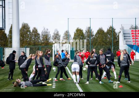 Belgrad, Serbien, 12. März 2023. Die Spieler Dänemarks wärmen sich während des Spiels zwischen Serbien U17 und Dänemark U17 im Sports Center of FA of Serbia auf dem 1. Platz in Stara Pazova, Serbien, auf. 12. März 2023. Kredit: Nikola Krstic/Alamy Stockfoto