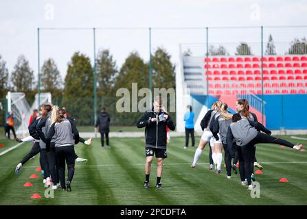 Belgrad, Serbien, 12. März 2023. Die Spieler Dänemarks wärmen sich während des Spiels zwischen Serbien U17 und Dänemark U17 im Sports Center of FA of Serbia auf dem 1. Platz in Stara Pazova, Serbien, auf. 12. März 2023. Kredit: Nikola Krstic/Alamy Stockfoto