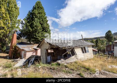 Holzhütte zerstört durch den starken patagonischen Wind in Chile, Südamerika Stockfoto