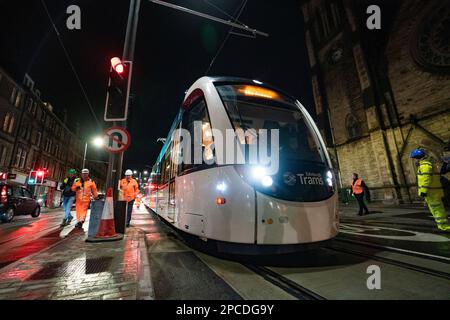 Edinburgh, Schottland, Großbritannien. 13. März 2023 Die erste Straßenbahn des neuen Straßenbahnprojekts nach Newhaven in Edinburgh begann heute Abend mit einer Probefahrt, die am Picardy Place begann und in Newhaven endet. Das Projekt-Engineering-Team überwachte die Leistung der Straßenbahn auf der neuen Linie, während sie in Schrittgeschwindigkeit fuhr. Kredit: Iain Masterton/Alamy Live News Stockfoto