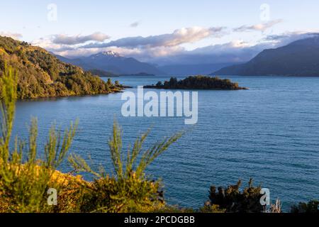 Wunderschönes Lago Buenos Aires / Lago General Carrera in der Nähe von Puerto Rio Tranquilo in der aufgehenden Sonne - Reisen Sie Chile auf dem Carretera Austral Stockfoto