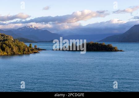 Wunderschönes Lago Buenos Aires / Lago General Carrera in der Nähe von Puerto Rio Tranquilo in der aufgehenden Sonne - Reisen Sie Chile auf dem Carretera Austral Stockfoto