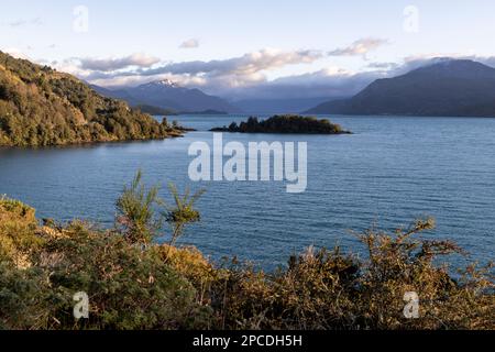 Wunderschönes Lago Buenos Aires / Lago General Carrera in der Nähe von Puerto Rio Tranquilo in der aufgehenden Sonne - Reisen Sie Chile auf dem Carretera Austral Stockfoto