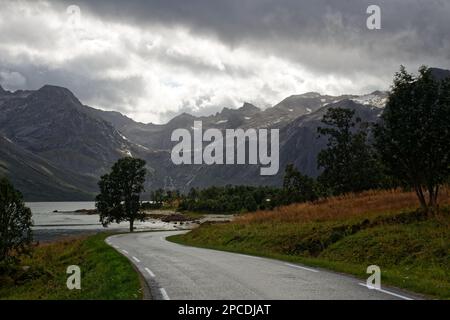 Ein regnerischer Nachmittag auf der Insel Kvaløya, in der Nähe der Stadt Tromsø, Norwegen Stockfoto