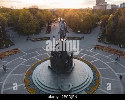 Blick aus der Vogelperspektive auf das Taras-Schewtschenko-Denkmal bei Sonnenuntergang im Frühling im Stadtpark Charkiv. Historische Touristenattraktion in Charkiv, Ukraine Stockfoto