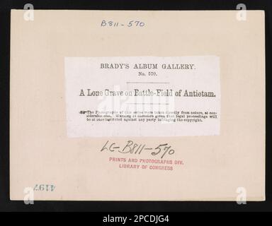 Ein einsames Grab auf dem Schlachtfeld von Antietam. Bradys Album-Galerie, nein 570, eingetragen gemäß dem Kongressgesetz, im Jahr 1862, von Alexander Gardner, im Büro des Bezirksgerichts des Bezirks Columbia, Titel von Posten, zusätzliche Informationen von Frassanito, William A, Antietam: The Photographic Legacy of America's Blood Day. Charles Scribners Söhne, 1978, digitalisiert, 2014. Finanzierung durch das Center for Civil war Photography, Original-Glas-Negativ kann verfügbar sein: LC-B811-570 (halbe Stereoanlage, linke Hälfte). Antietam, Battle of, MD, 1862, Gräber und sepulchrales Monume Stockfoto
