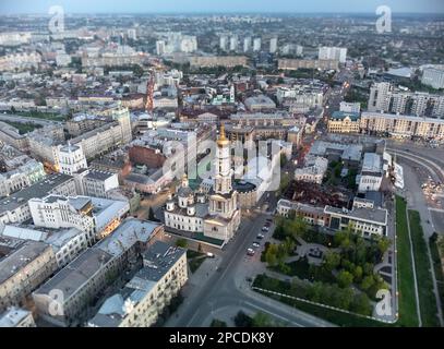 Blick von oben auf die Dormition Cathedral und die Straßen in den Abendlichtern der Charkiv City Downtown, Ukraine. Selektiver Fokus mit Unschärfe Stockfoto