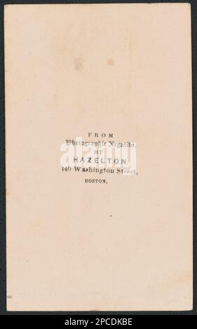 Unidentifizierter Soldat in Uniform, der unter amerikanischer Flagge steht, mit gemaltem Hintergrund, der die Camp-Szene zeigt / aus dem Negativfoto von Hazelton, 140 Washington Street, Boston.. Liljenquist Family Sammlung von Bürgerkriegsfotos, pp/liljpaper. Usa, Armee, Volk, 1860-1870, Soldaten, Union, 1860-1870, Militäruniformen, Union, 1860-1870, Flaggen, Amerikanisch, 1860-1870, Hintergrund, 1860-1870, USA, Geschichte, Bürgerkrieg, 1861-1865, Militärpersonal, Gewerkschaft. Stockfoto